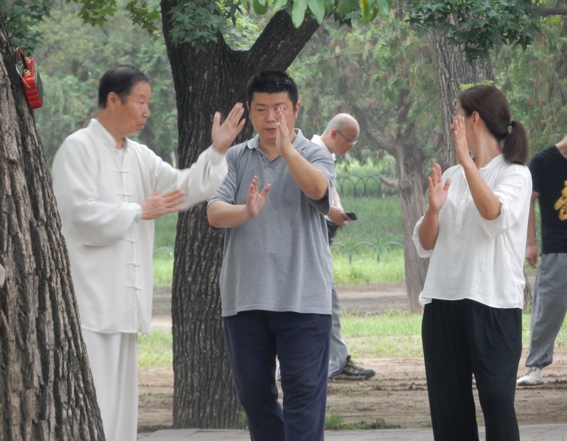 Cvičení taiji v Tian Tan parku v Pekingu